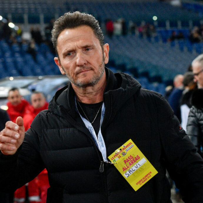 “Mia madre è in fin di vita, non posso abbandonarla”: Enzo Salvi in lacrime cancella lo spettacolo – VIDEO