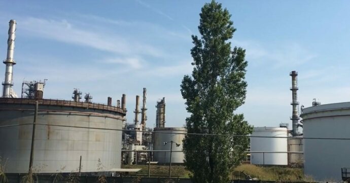 Ex raffineria Tamoil a Cremona, gip archivia: “Inquinamento datato”. Accusatori: “Omesse indagini decisive”