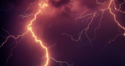 Copertina di “Sono rimasta folgorata da un fulmine che si è abbattuto sulla mia casa mentre usavo il microonde. Ora ho gravi lesioni e rischio un infarto”: il racconto di Shelby Miller