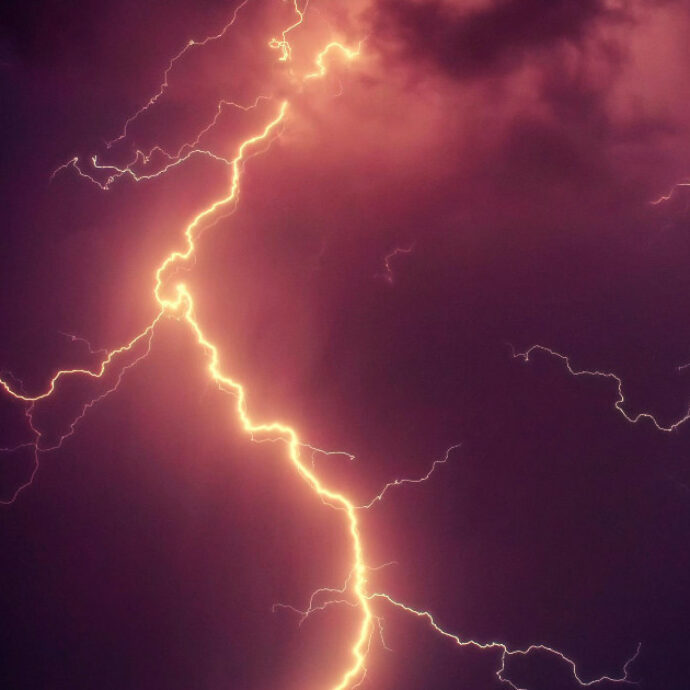 Fulmine rimbalza su un filo della biancheria, colpisce la ciotola del cane che ha in mano e lo uccide: uomo muore folgorato nel giardino di casa