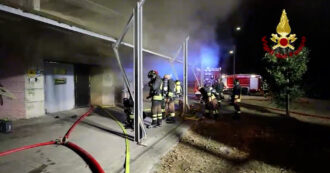 Copertina di In fiamme il teatro Viper di Firenze: incendio nella notte, crollato il tetto. Danni anche alla struttura – Video