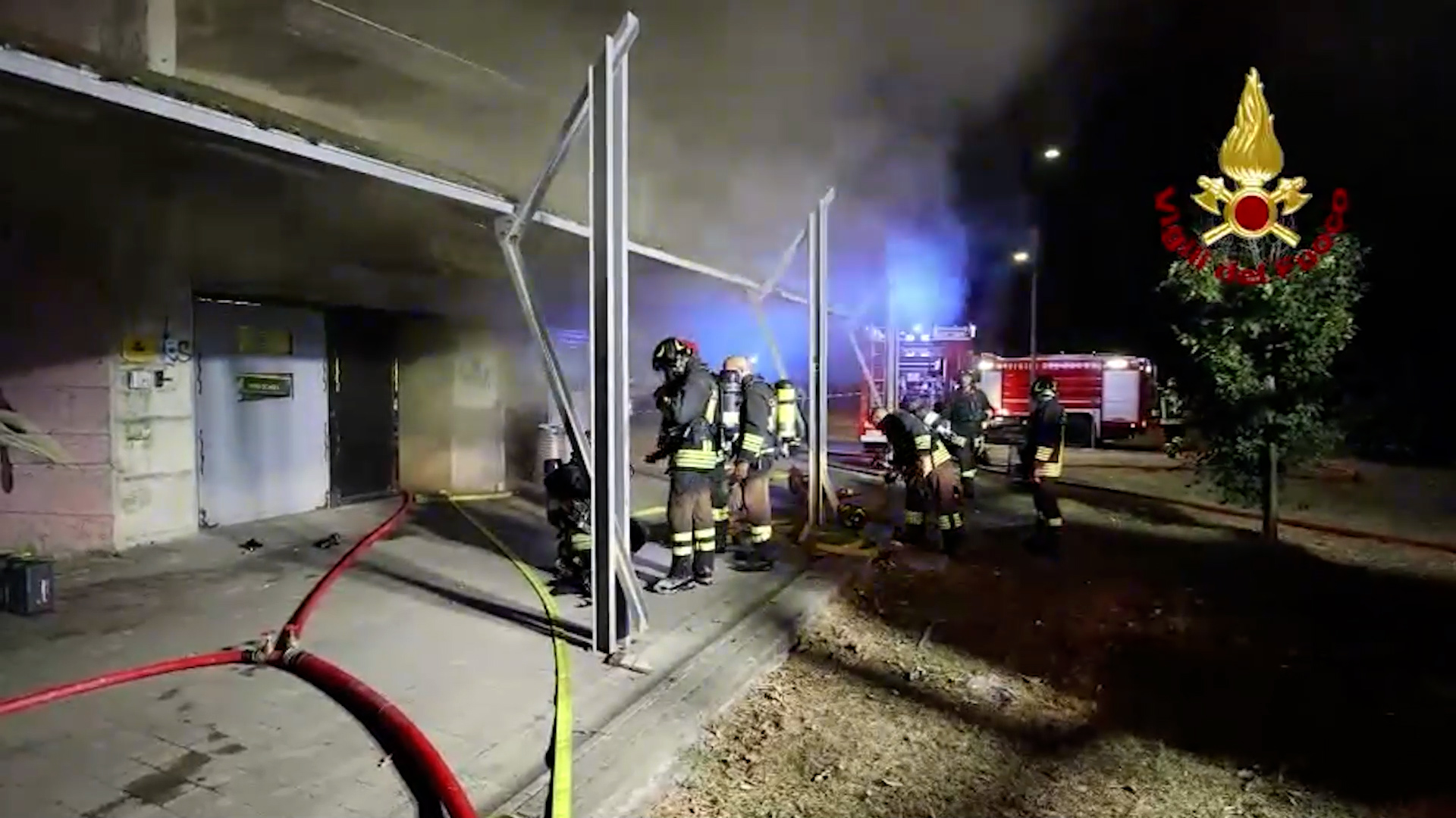 In fiamme il teatro Viper di Firenze: incendio nella notte, crollato il tetto. Danni anche alla struttura – Video In fiamme il teatro Viper di Firenze: incendio nella notte, crollato il tetto. Danni anche alla struttura – Video