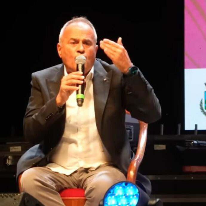 “A Gaza c’è un genocidio”, “Ma che dici?”. Scoppia la lite tra Marco Santin della Gialappa’s Band e uno spettatore: “Vai a studiare”