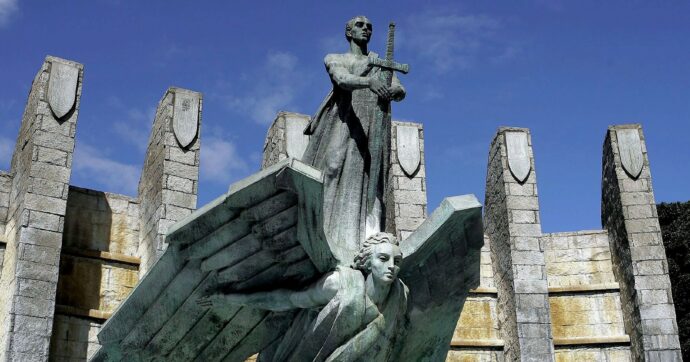 La statua di Franco “il Salvatore”  e quella Spagna che resta “nera”