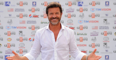 Copertina di “Mia moglie dice che vestito da donna sono una bella fi*a. Per spogliarmi nei night prendevo bei soldi”: le parole di Paolo Conticini