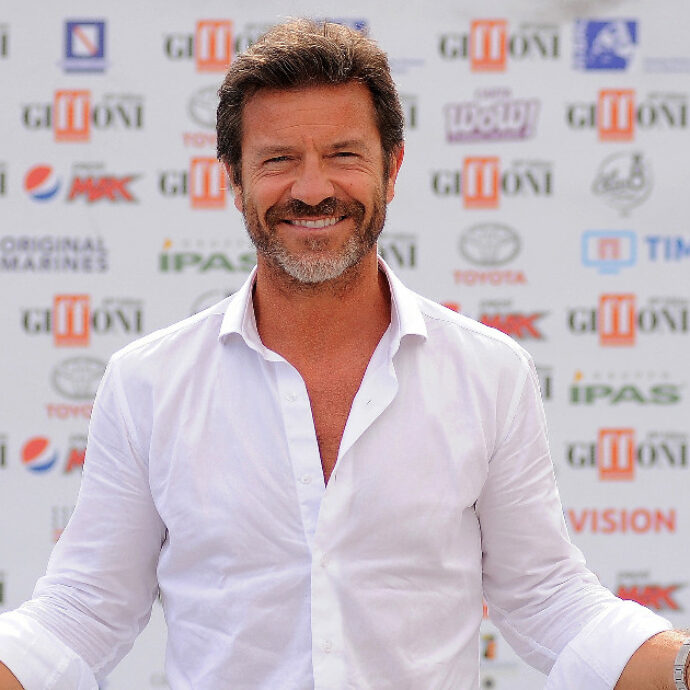 “Mia moglie dice che vestito da donna sono una bella fi*a. Per spogliarmi nei night prendevo bei soldi”: le parole di Paolo Conticini