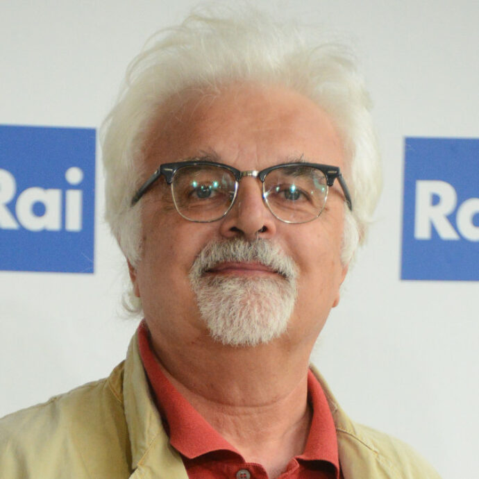 “Un mastino tibetano mi ha ringhiato mentre di notte lo innaffiavo di pipì. Sono arretrato col cosino in mano, senza riuscire a fermare lo zampillo”: ricordi di viaggio di Patrizio Roversi