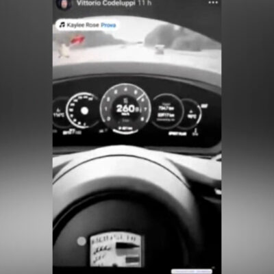 Copertina di Pubblica un video mentre guida la Porsche a 260 chilometri orari: polemiche sul presidente di un’azienda pubblica
