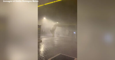 Copertina di Nubifragio e raffiche di vento fortissime in Riviera Romagnola: il video della notte a Rimini