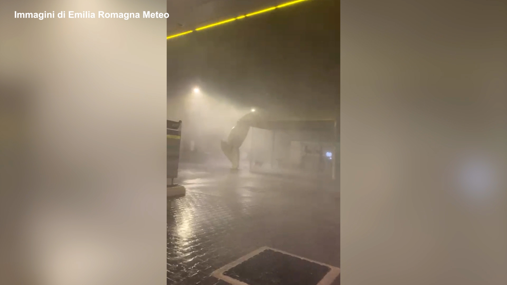Nubifragio e raffiche di vento fortissime in Riviera Romagnola: il video della notte a Rimini Nubifragio e raffiche di vento fortissime in Riviera Romagnola: il video della notte a Rimini