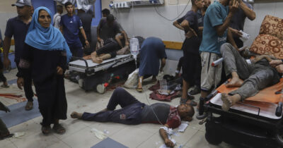Copertina di Il raid israeliano sull’ospedale a Gaza, poi di nuovo su soccorritori e reporter: uccise 20 persone, anche 5 giornalisti. Rsf: “Vogliono metterli a tacere”