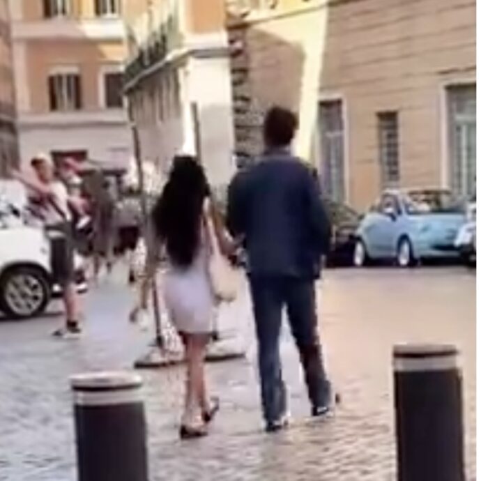 Harry Styles e Zoe Kravitz, sta nascendo una nuova coppia? “Beccati insieme a Roma durante una passeggiata romantica”