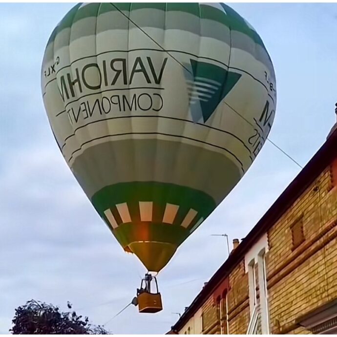“Atterraggio d’emergenza di una mongolfiera tra le strade di una cittadina inglese”: il video che ha fatto il giro del web
