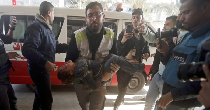 Gaza, dai 9 figli della dottoressa al-Najjar ai giornalisti uccisi dall’Idf: il Nasser Hospital è un luogo simbolo del massacro dei palestinesi