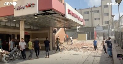 Copertina di Gaza, attacco aereo israeliano contro l’ospedale Nasser di Khan Yunis: il video