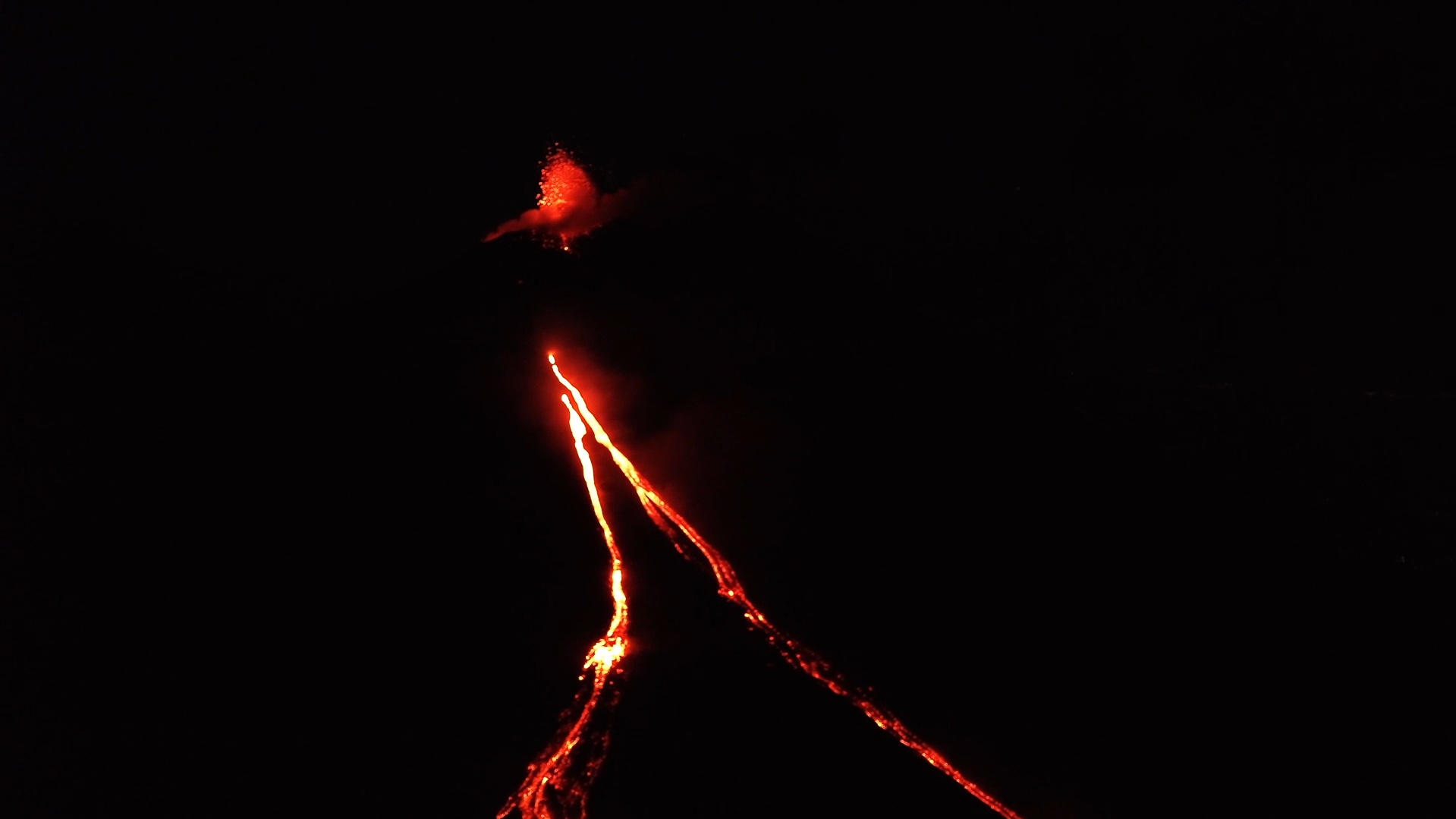lo spettacolo dell8217etna di notte il volo del drone lungo le nuove colate di lava 8211 video