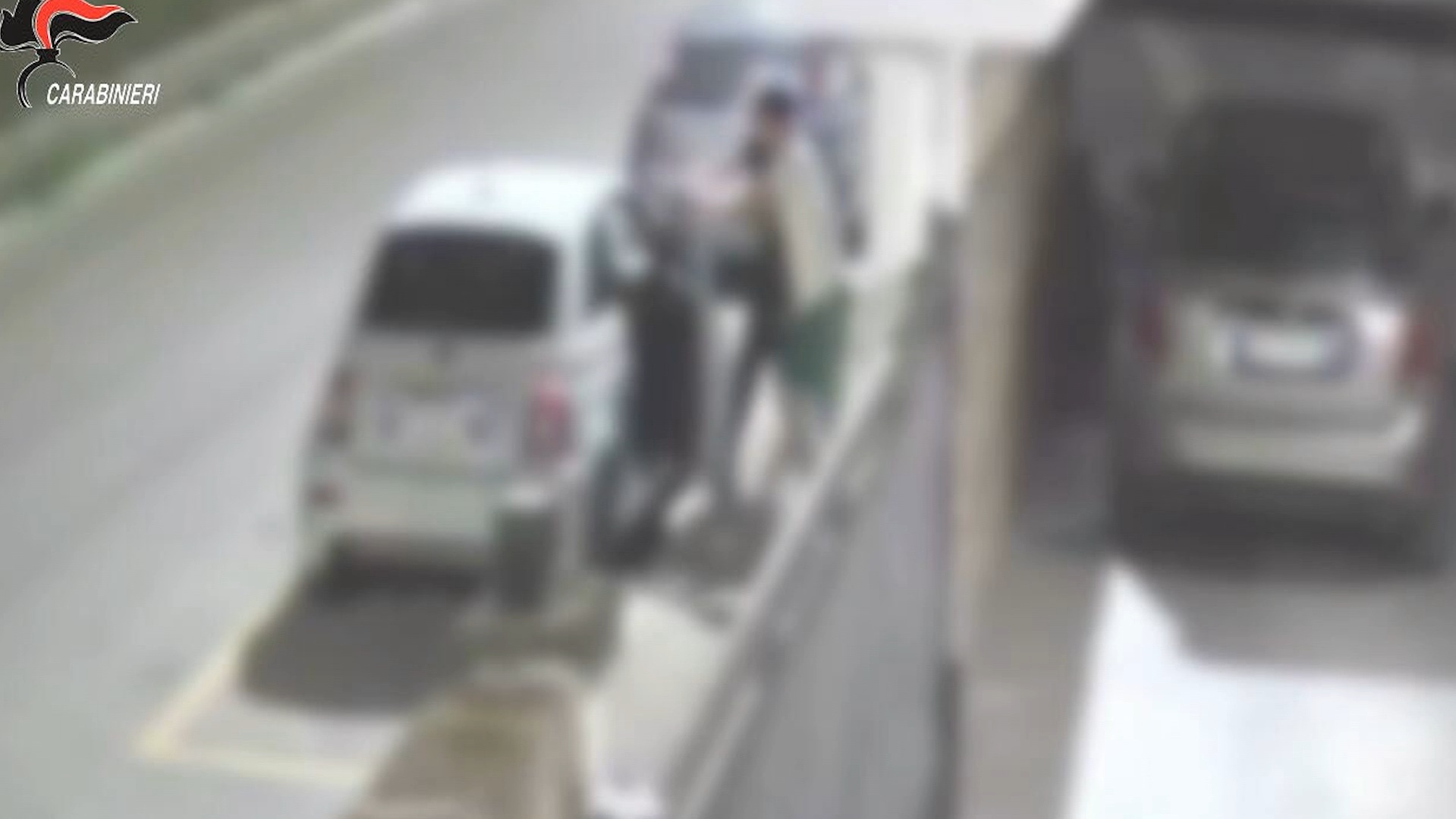 Furti di auto e riciclaggio, arresti tra Puglia e Molise: i video dei “colpi” in strada Furti di auto e riciclaggio, arresti tra Puglia e Molise: i video dei “colpi” in strada