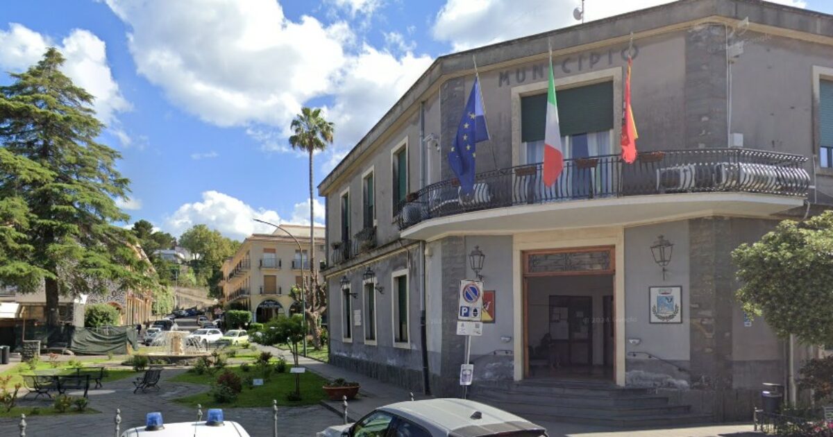 mi stai togliendo il pane consigliere d8217opposizione nel catanese colpisce il sindaco con un pugno in faccia