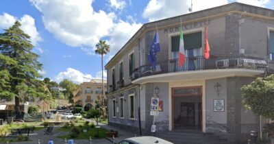 Copertina di “Mi stai togliendo il pane”: consigliere d’opposizione nel Catanese colpisce il sindaco con un pugno in faccia