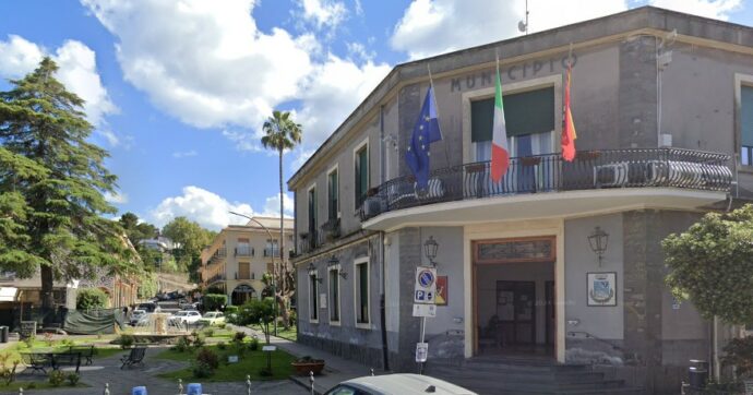 “Mi stai togliendo il pane”: consigliere d’opposizione nel Catanese colpisce il sindaco con un pugno in faccia