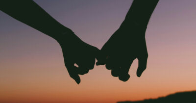 Copertina di “Mi hai fatta sentire una seconda scelta nel giorno del mio compleanno. Ha preferito aiutare sua sorella a fare il trasloco che uscire con me, e mi ha pure dato dell’egoista”: lo sfogo su Reddit