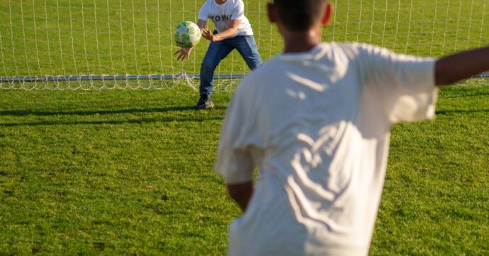 Stuprati quattro bambini di 10 e 11 anni durante un football camp: arrestato 27enne