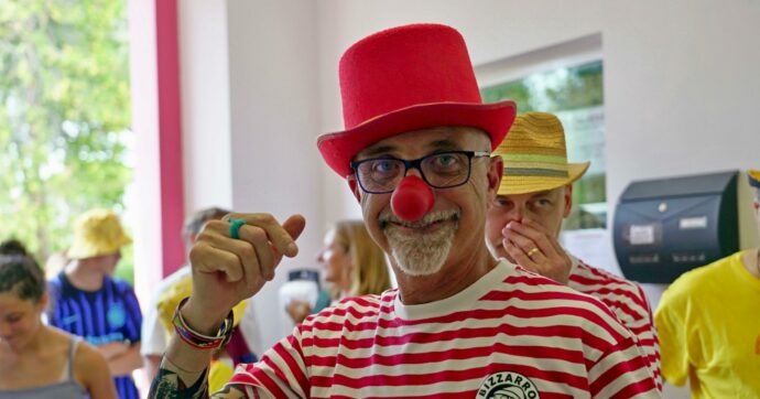 “Far ridere un bambino è commovente”: Angelo e la clown terapia, quando un naso rosso aiuta a vivere