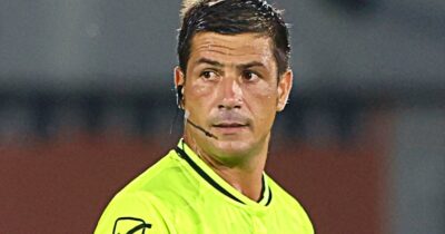 Copertina di L’arbitro spiega in diretta la decisione Var, la prima volta in Serie A è imbarazzante: “Sembra il duce” | Video