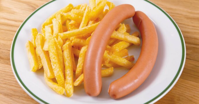 Almeno 30 intossicati da würstel e patatine