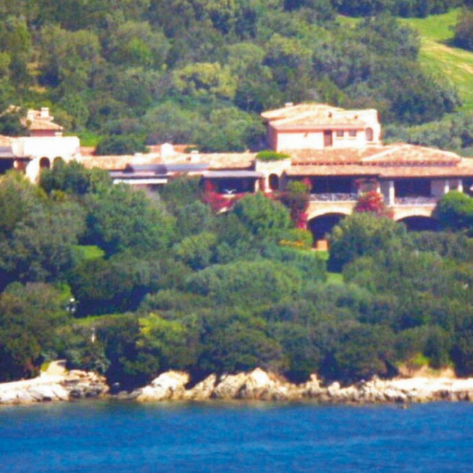Villa Certosa venduta alla famiglia reale del Qatar Al Thani: assegno da 350 milioni di euro per la famiglia Berlusconi. I dettagli dell’affare immobiliare in Costa Smeralda
