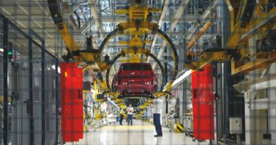 Copertina di La Fiat in Serbia paga poco e importa operai dal Nepal