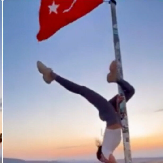 Fa la pole dance sull’asta della bandiera turca: scatta la denuncia per la turista