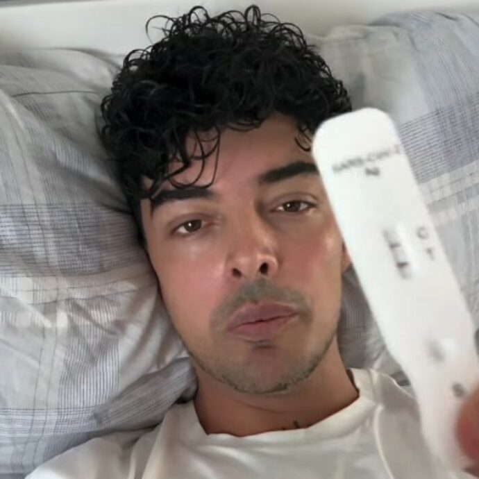 “Sono positivissimo al covid. Durante la pandemia sono stato in ospedale con l’ossigeno attaccato e la fottuta paura di morire”: Stash parla delle sue condizioni di salute