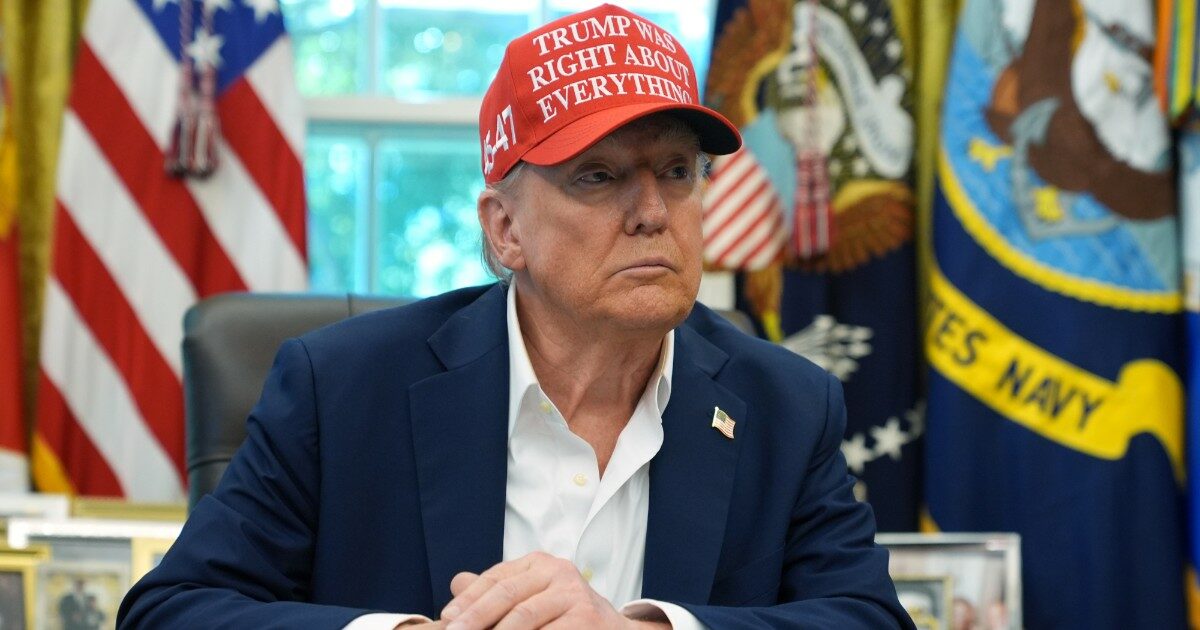Trump attacca i media critici e minaccia la revoca della licenza ad Abc e Nbc: “Raccontano il 97% di storie negative su di me” Trump attacca i media critici e minaccia la revoca della licenza ad Abc e Nbc: “Raccontano il 97% di storie negative su di me”