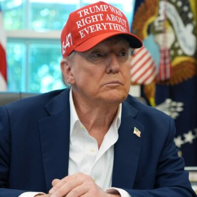 Copertina di Trump attacca i media critici e minaccia Abc e Nbc: “Su di me solo storie negative”