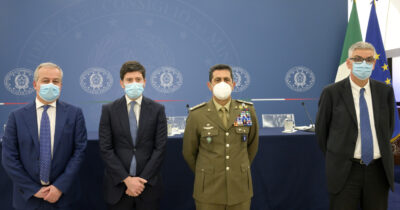 Copertina di Covid, le discussioni del Cts nel 2021 sulla sicurezza del vaccino Astrazeneca: come si arrivò all’ok di Figliuolo agli open day