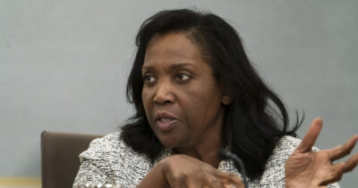 Copertina di Trump caccia la governatrice della banca centrale: “Frodi per ottenere mutui”. Lei: “Non può farlo, non me ne vado”