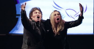 Copertina di “Tangenti sugli appalti per i farmaci, il 3% va a Karina Milei”: un audio inguaia la sorella del presidente argentino