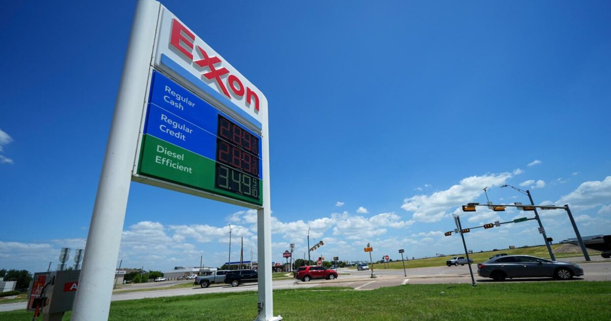 “Colloqui segreti tra il colosso Usa del petrolio Exxon e il gruppo russo Rosneft per tornare a fare affari a Mosca” “Colloqui segreti tra il colosso Usa del petrolio Exxon e il gruppo russo Rosneft per tornare a fare affari a Mosca”
