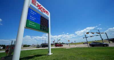 Copertina di “Colloqui segreti tra il colosso Usa del petrolio Exxon e il gruppo russo Rosneft per tornare a fare affari a Mosca”