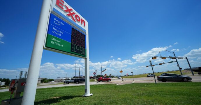 “Colloqui segreti tra il colosso Usa del petrolio Exxon e il gruppo russo Rosneft per tornare a fare affari a Mosca”