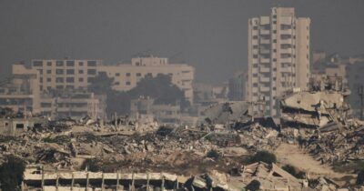 Copertina di Gaza, “Governo Netanyahu prosegue l’offensiva”. Ue: “Inaccettabile uccisione di giornalisti e sanitari”. Merz: “Non credo fossero l’obiettivo”