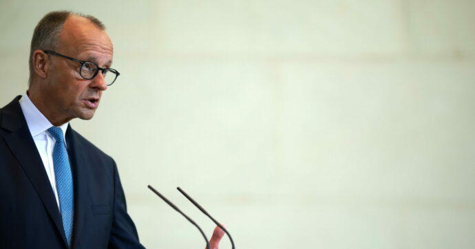 Copertina di Ucraina, il cancelliere tedesco Merz fa la voce grossa: “Putin si sieda al tavolo con Zelensky o avrà nuove sanzioni”