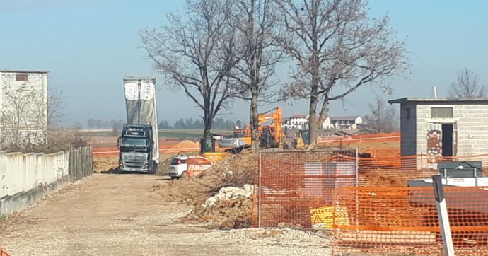 Il piccolo borgo del Cuneese in lotta contro il progetto di un bitumificio: “Qui c’è la natura, sarà tutto stravolto”