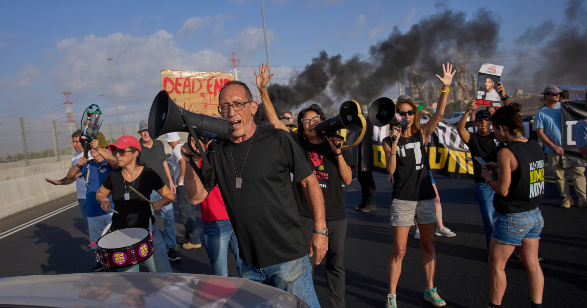 Gaza, migliaia di dimostranti bloccano le strade d’Israele: “Un intero popolo chiede il ritorno degli ostaggi”
