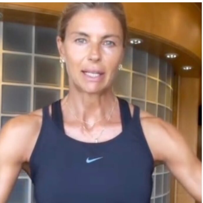 “Non ho la pancia, ma una diastasi addominale. Ho un buco proprio qui in mezzo, ci entra una mano”: Martina Colombari fa chiarezza su Instagram