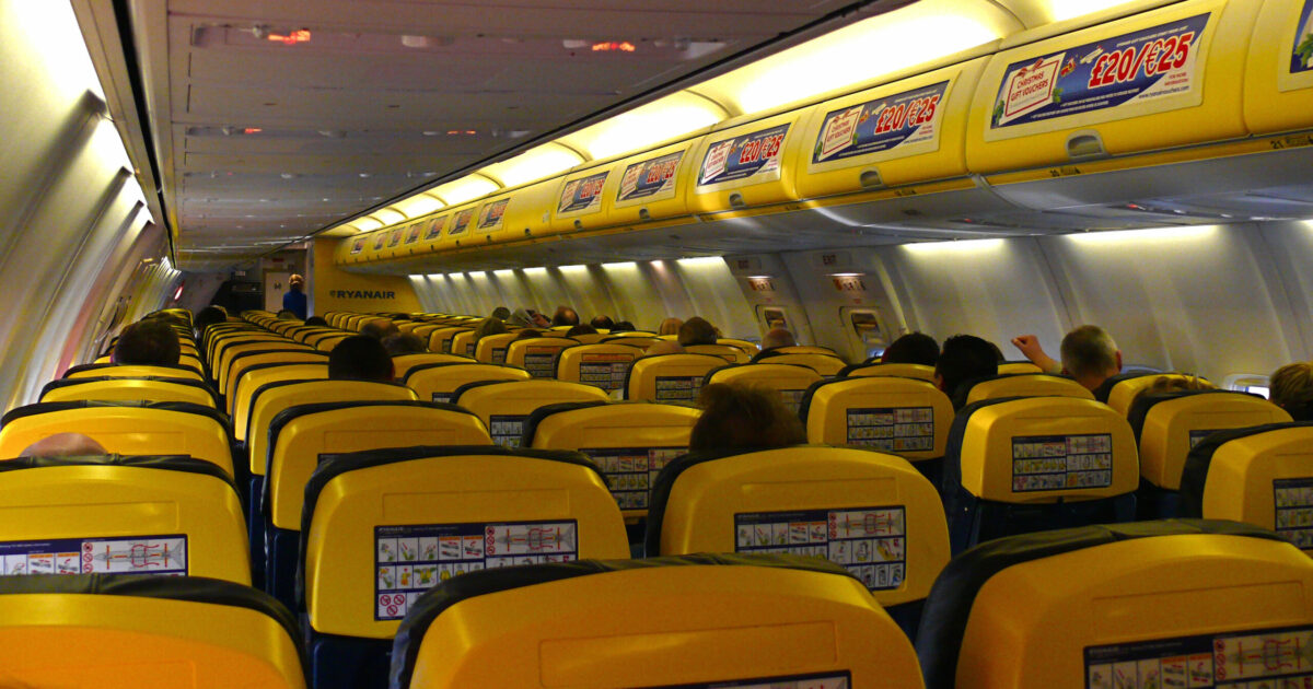 Una donna è stata arrestata dopo aver “tentato di aprire un’uscita di sicurezza” in volo. Ryanair: “Tolleranza zero per la cattiva condotta dei passeggeri”