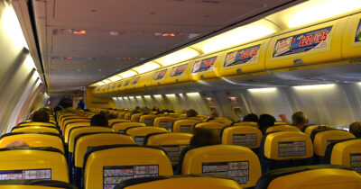 Copertina di “Niente cani sui voli Ryanair, è troppo complicato. Abbiamo già abbastanza problemi con gli esseri umani”: l’annuncio del ceo Eddie Wilson