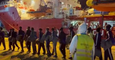 Copertina di La nave Ocean Viking (dopo gli spari) è attraccata al porto di Augusta: sbarcati 87 migranti