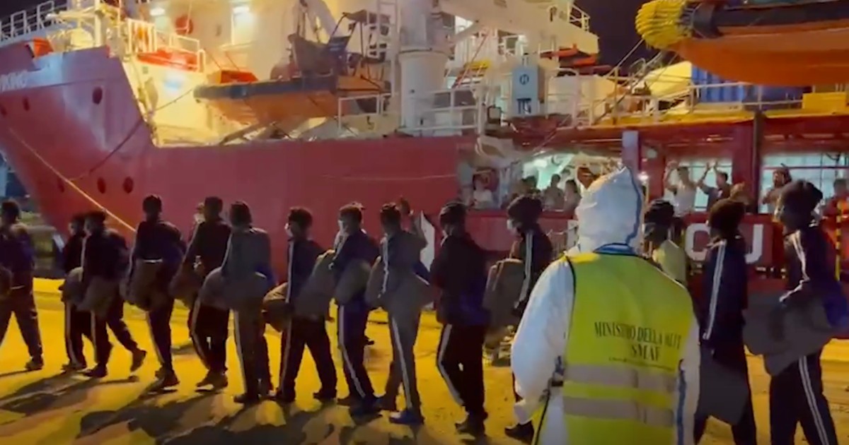 La nave Ocean Viking (dopo gli spari) è attraccata al porto di Augusta: sbarcati 87 migranti